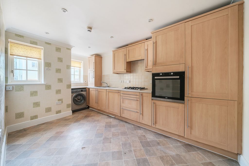 Property photo 3 of 19 Kitchen
