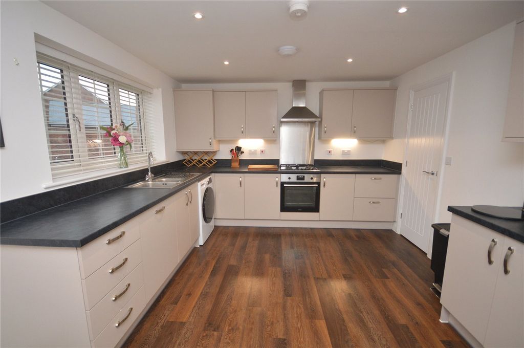 Property photo 2 of 14 Kitchen