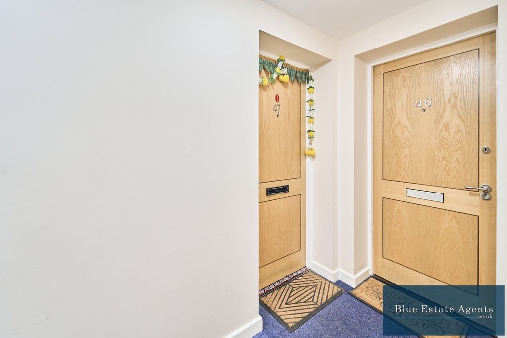 Property photo 3 of 20 Flat Entrance