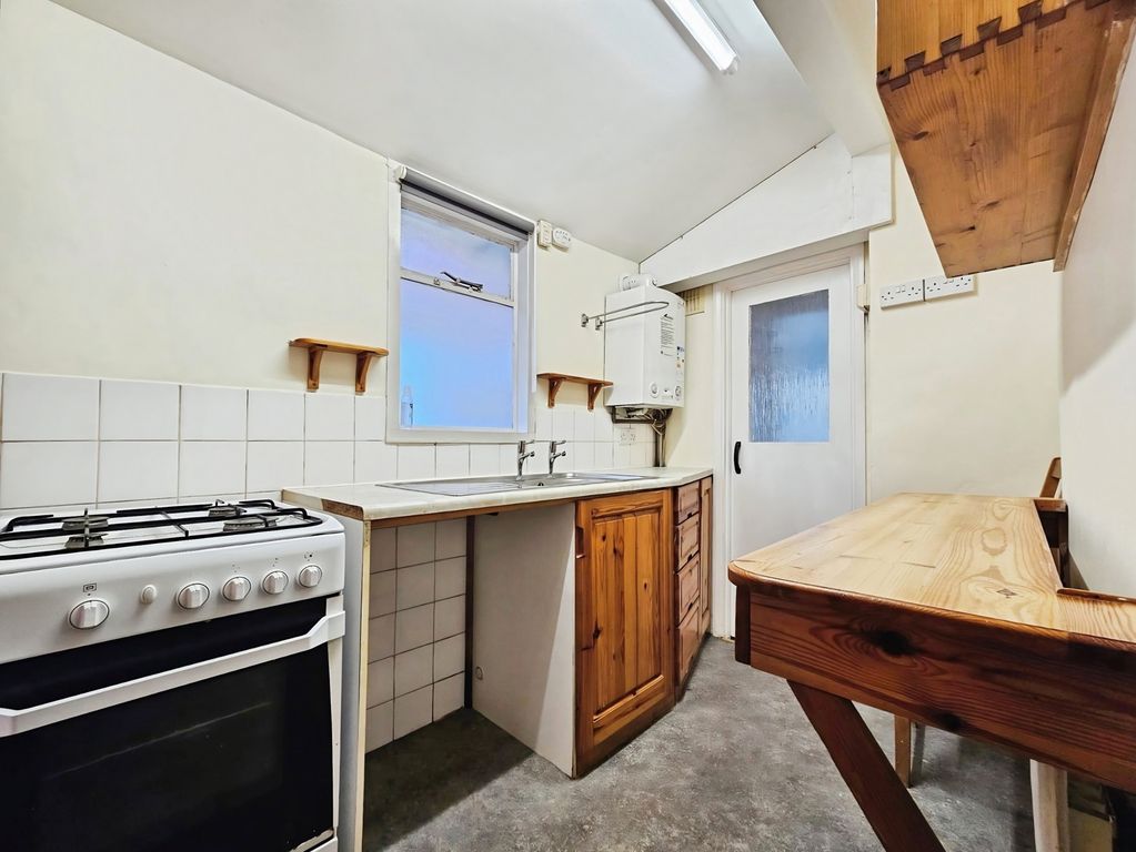 Property photo 3 of 10 Kitchen
