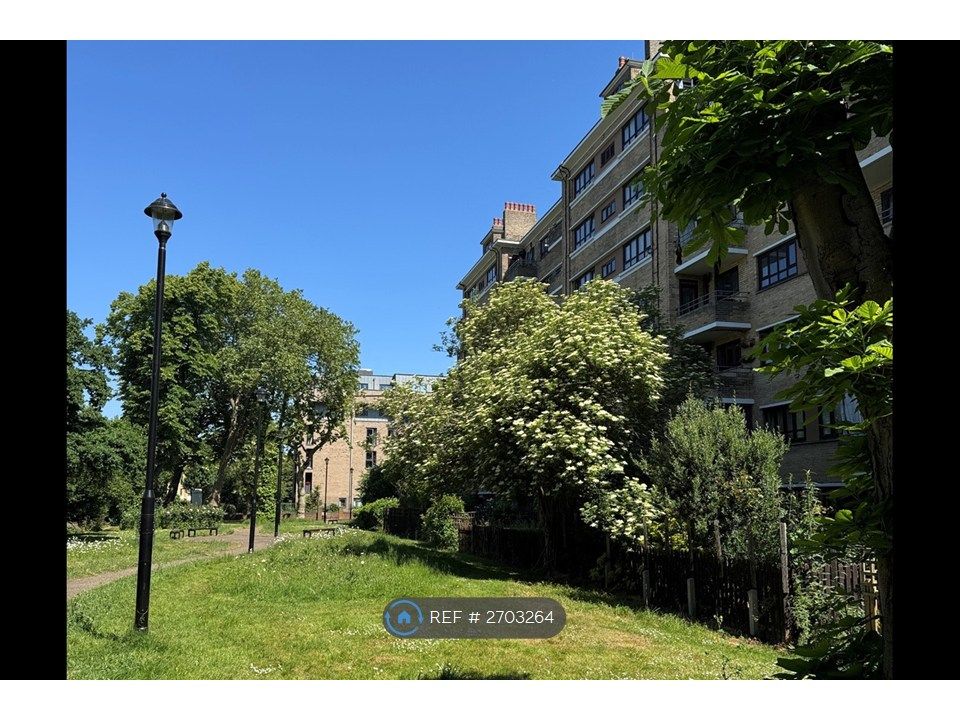 Property photo 3 of 32 Amwell Court