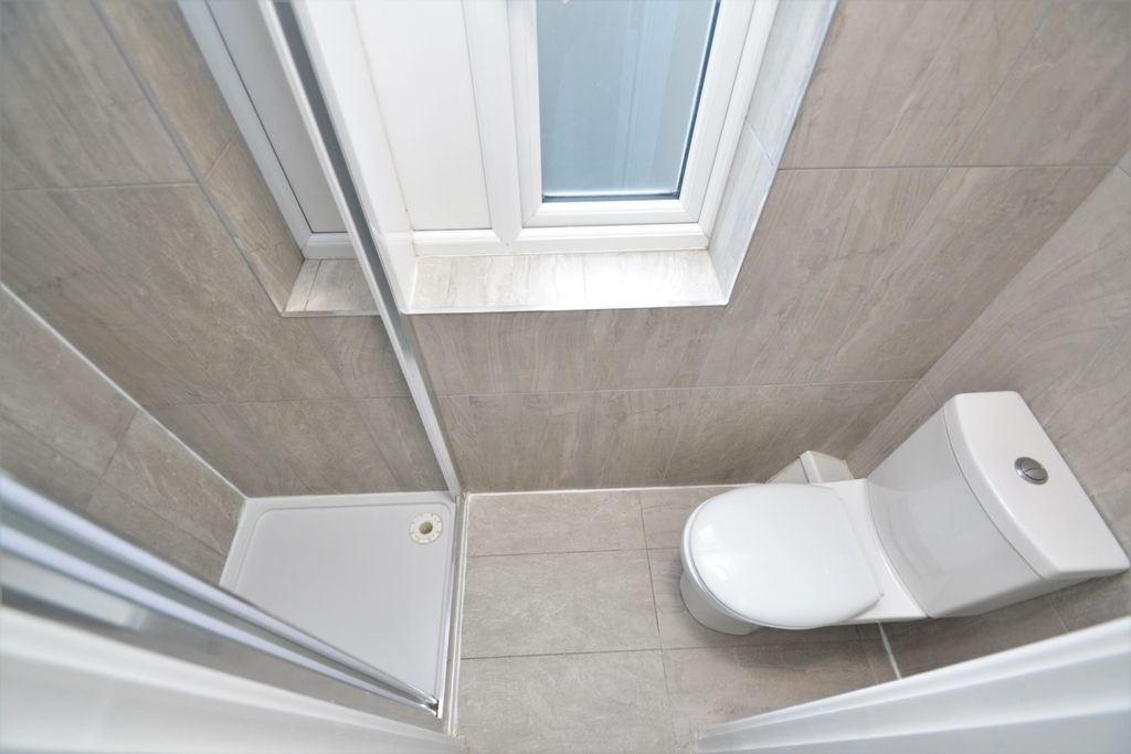 Property photo 3 of 8 Shower (2)
