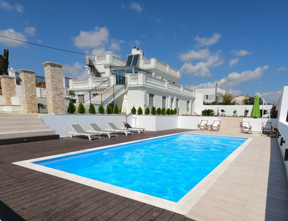 Property photo 1 of 33