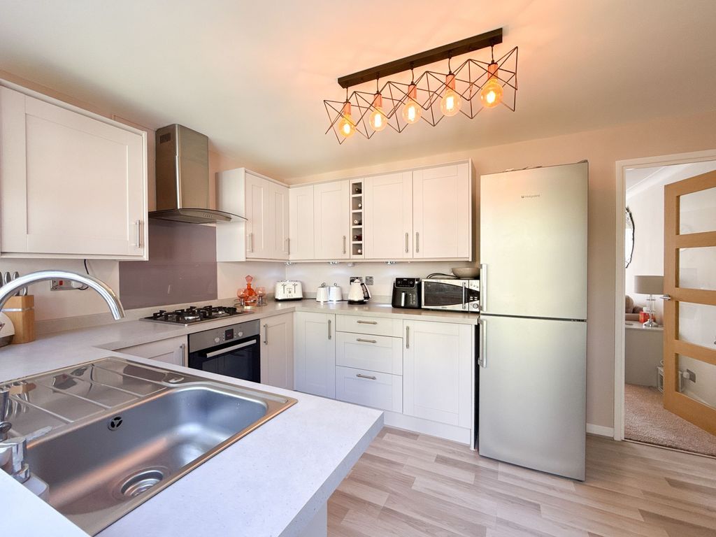 Property photo 3 of 12 Kitchen