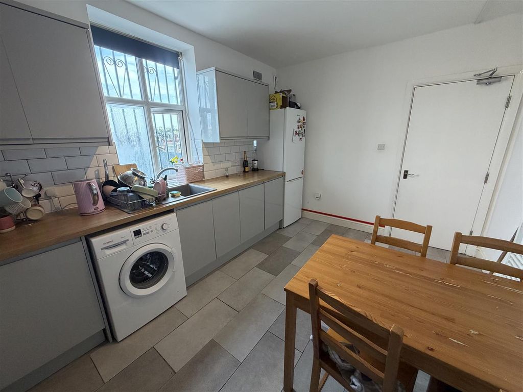Property photo 3 of 18 Kithcen