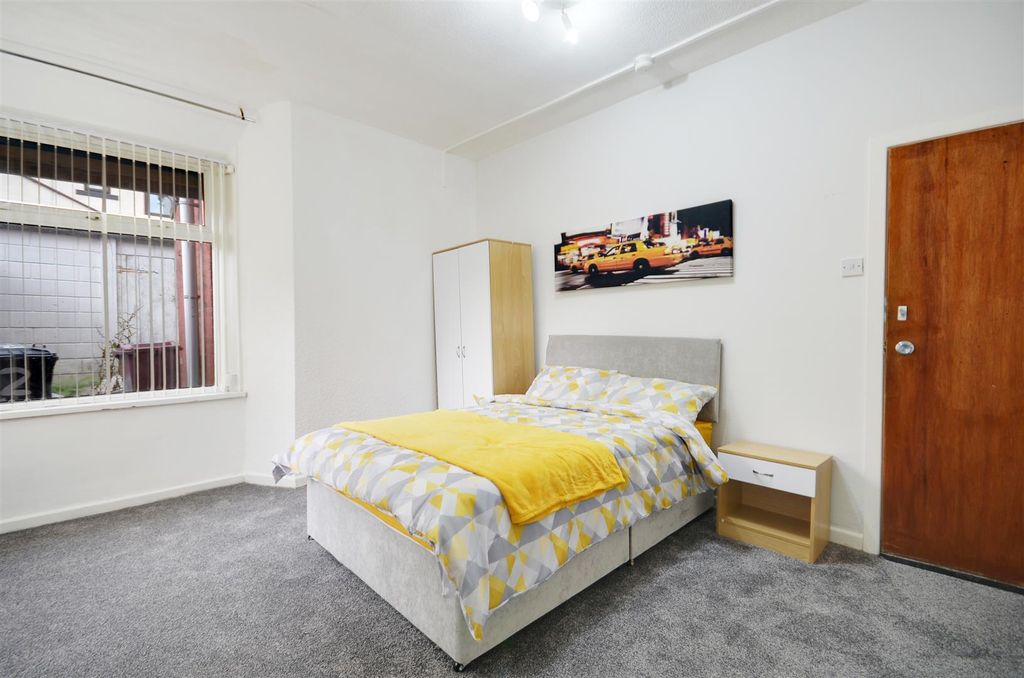 Property photo 1 of 8 Room