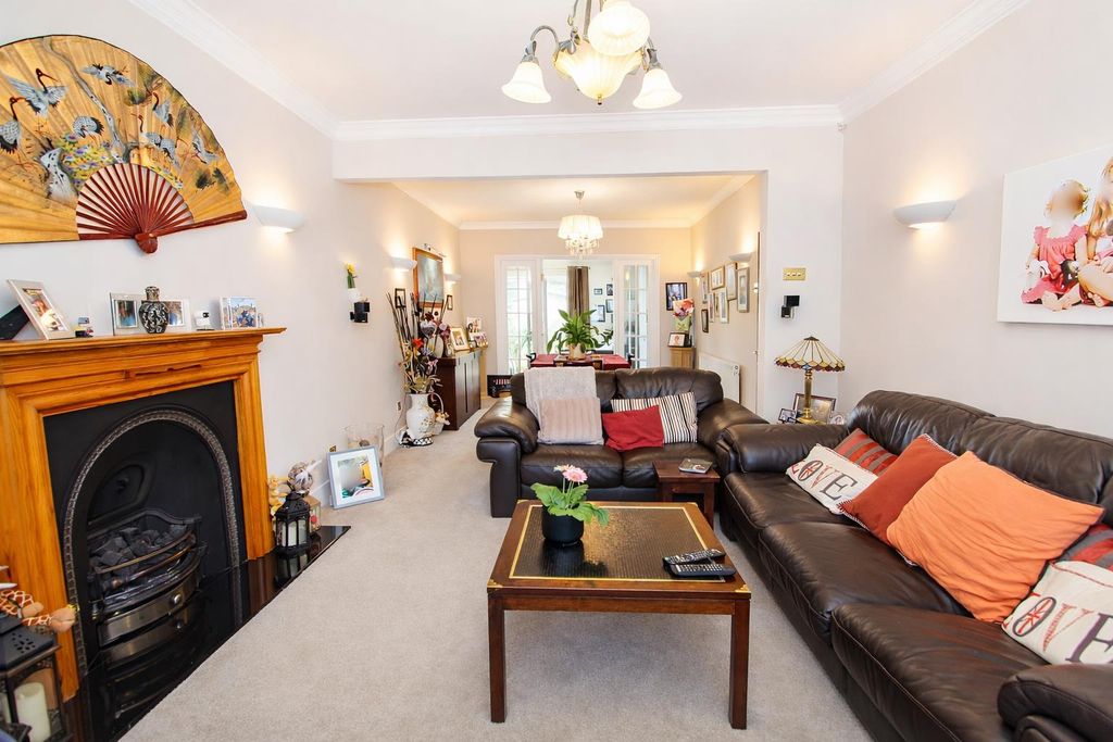 Property photo 2 of 23 Lounge B.Jpg