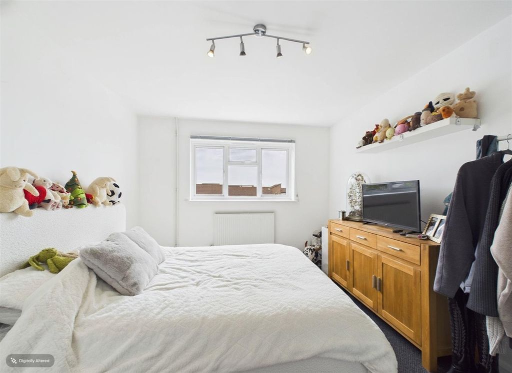 Property photo 3 of 10 Bed 1.Jpg