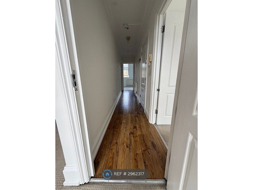 Property photo 3 of 11 Hallway (Towards Bedrooms / Bathroom)