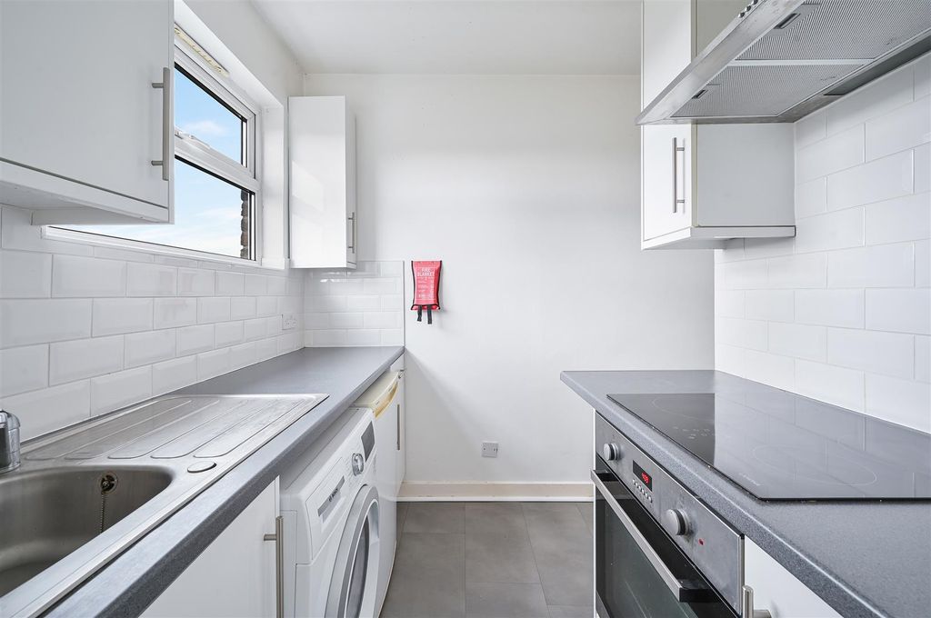 Property photo 3 of 7 Worple Road, 82, 7- (9).Jpg