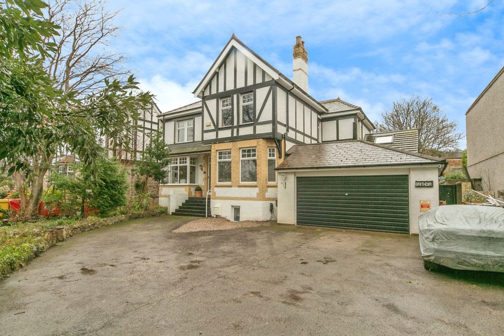 Property photo 1 of 19 Front View