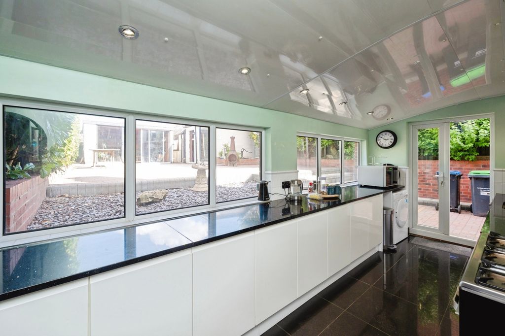 Property photo 3 of 17 Kitchen