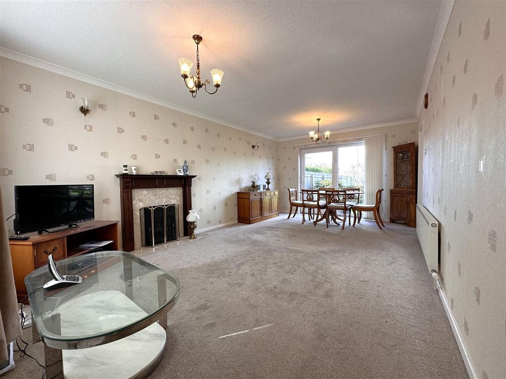 Property photo 2 of 19 Generous Lounge/Diner 866