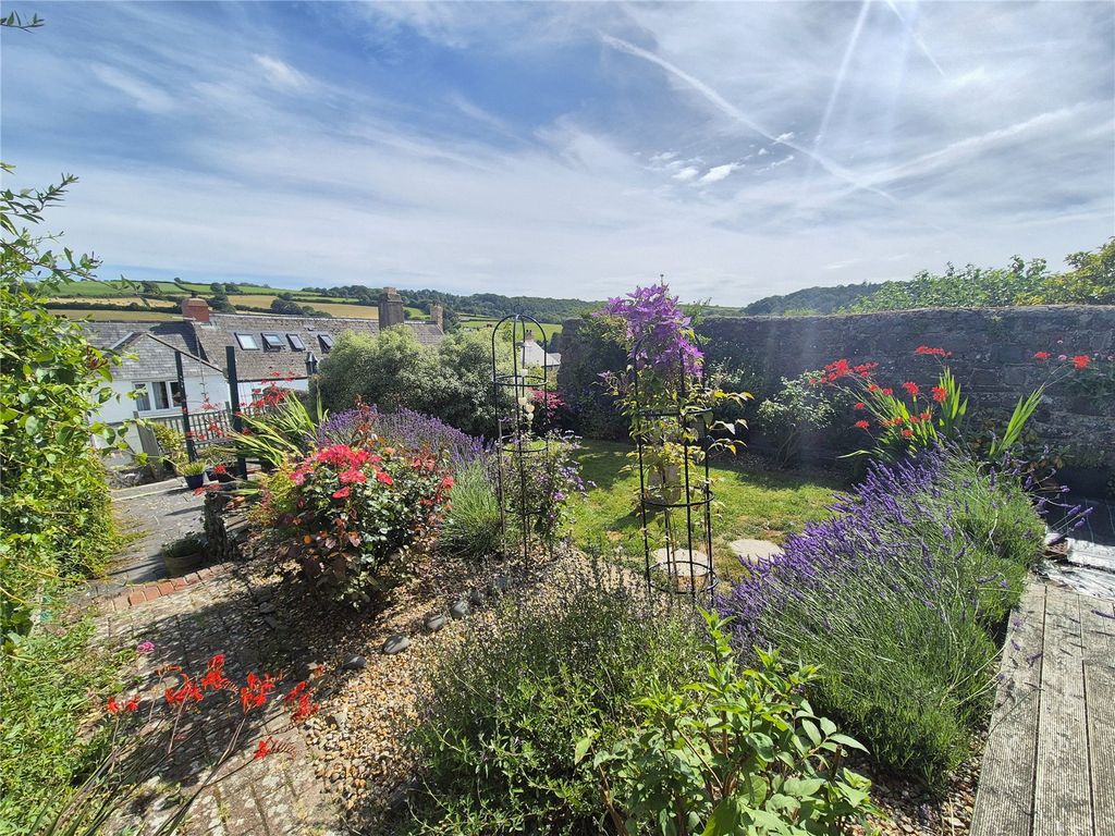 Property photo 2 of 28 Picture No. 11