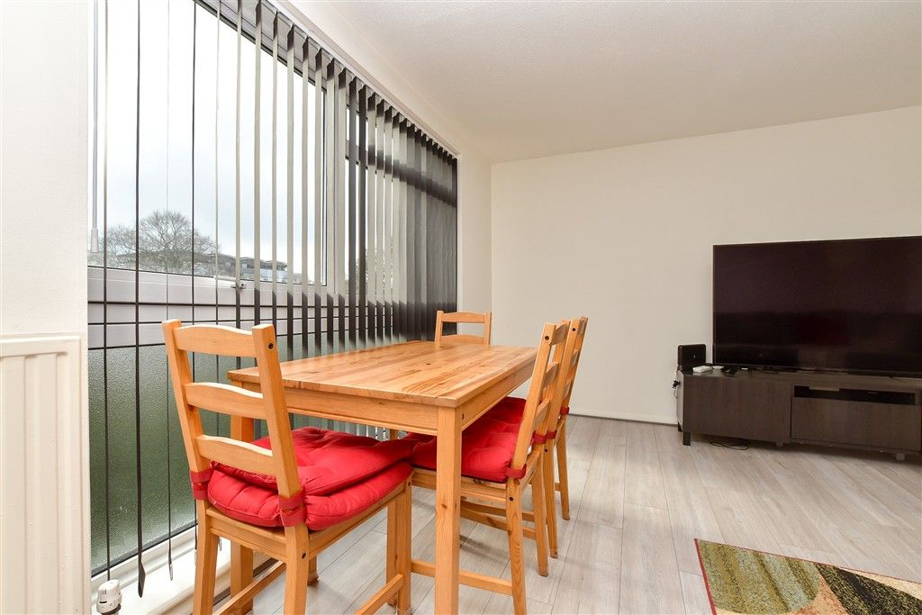 Property photo 3 of 14 Lounge