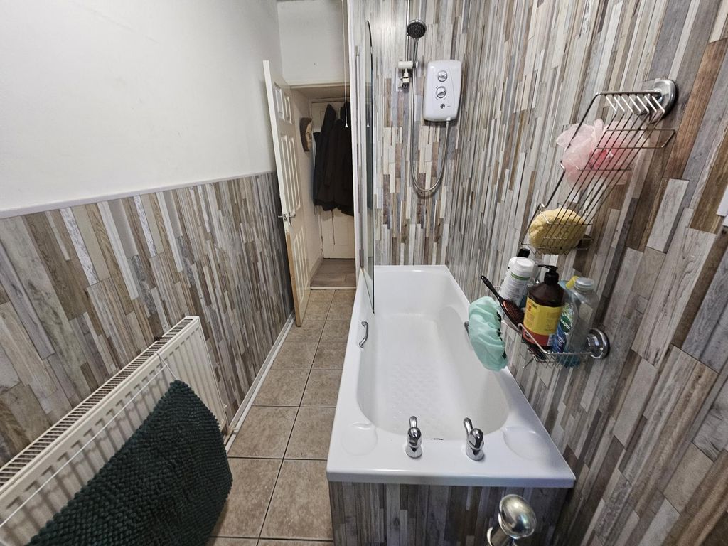 Property photo 3 of 7 A Clean And Well-Maintained Bathroom With A Large ...