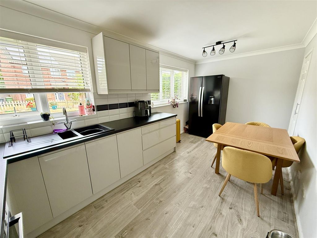 Property photo 3 of 16 Kitchen Diner