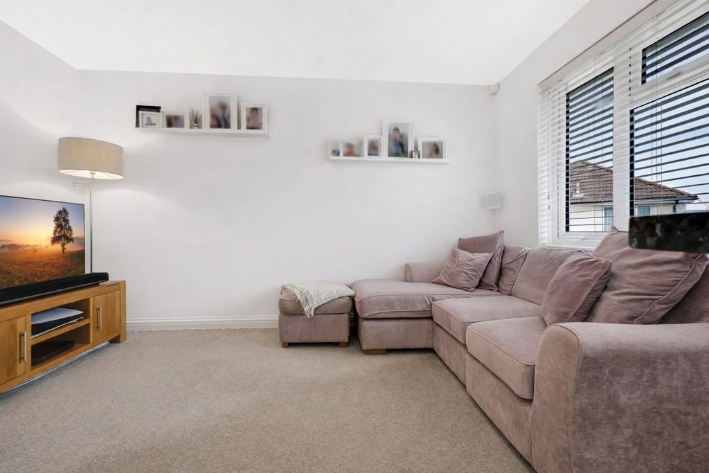 Property photo 3 of 14 4823023