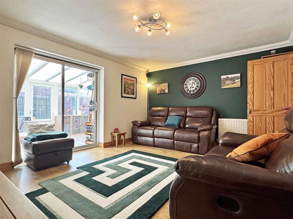 Property photo 2 of 21 Lounge B.Jpg