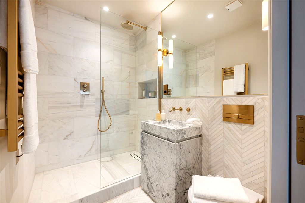 Property photo 2 of 17 Bathroom