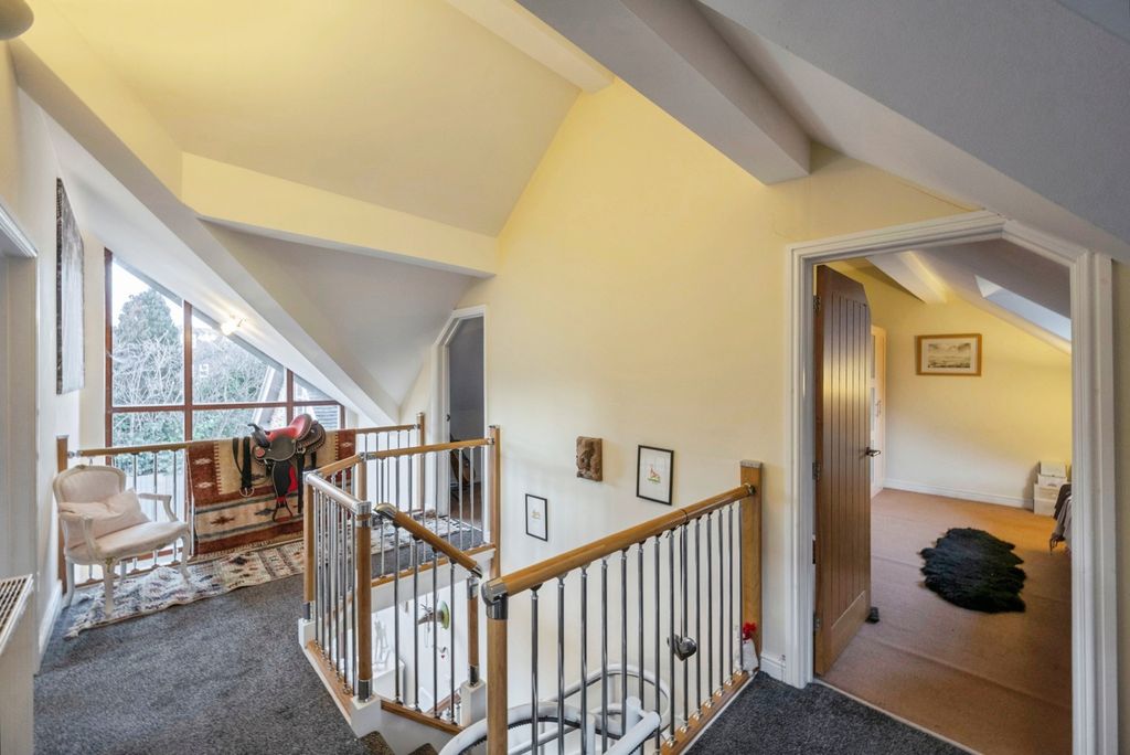 Property photo 3 of 19 Hallwayy