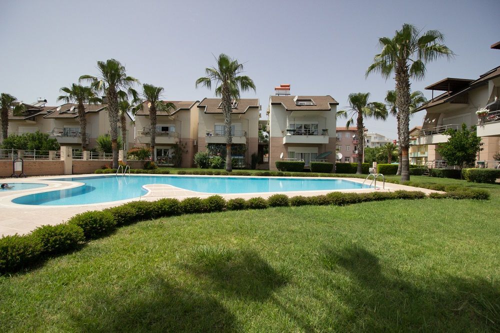 Property photo 1 of 13 Bargain 3-Bed Side Apartment - Vast Communal Gardens