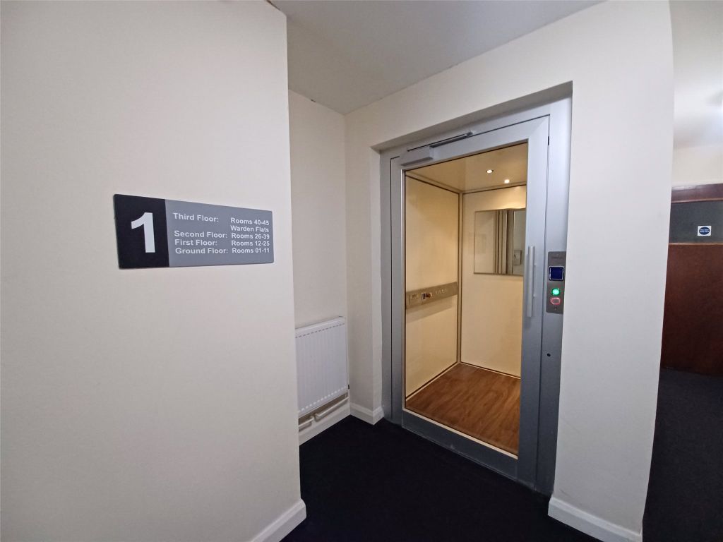 Property photo 3 of 7 Lift