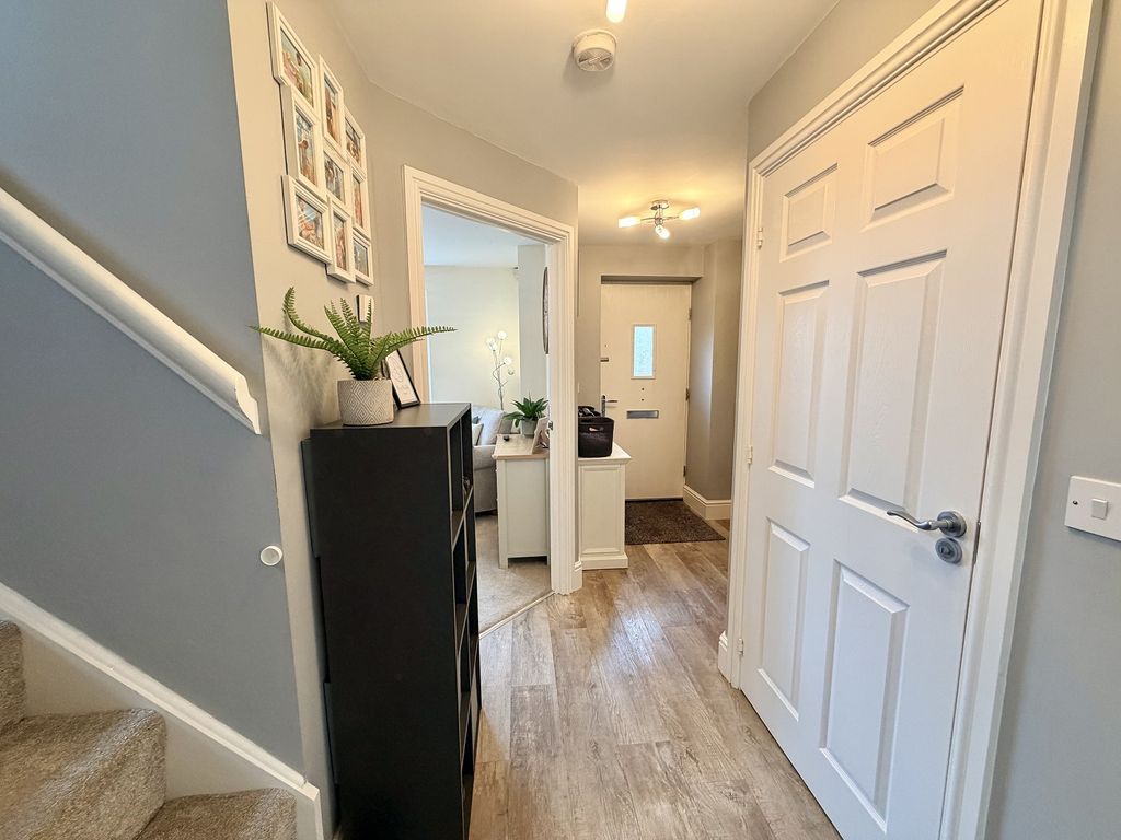 Property photo 3 of 16 Entrance Hall