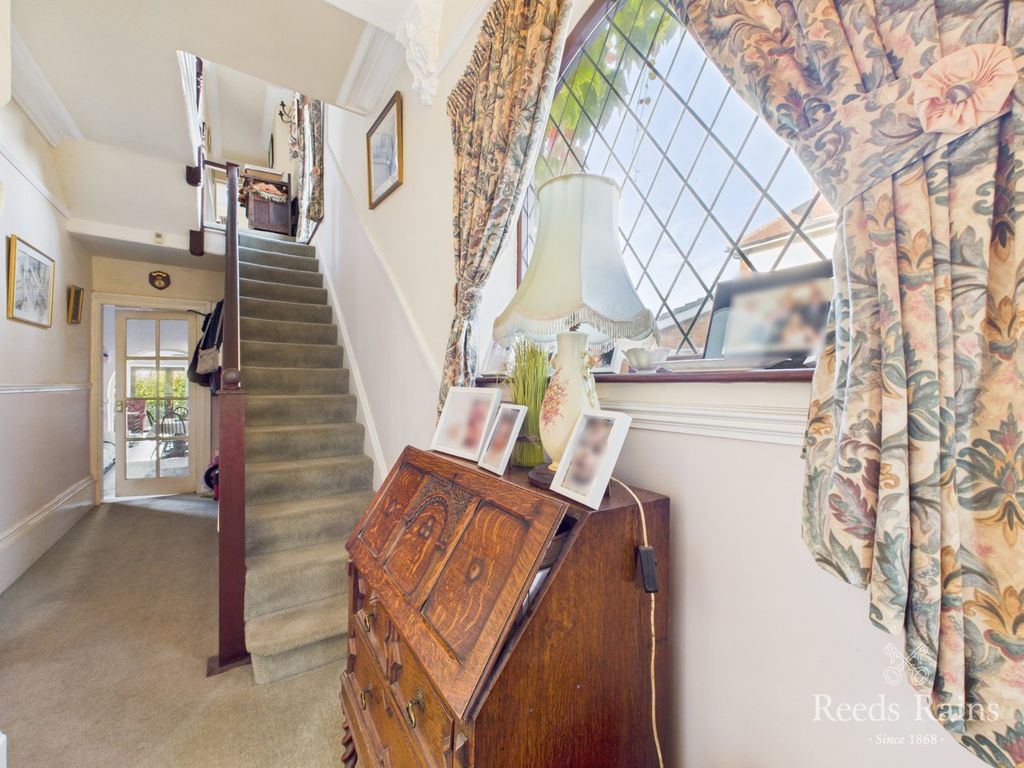 Property photo 3 of 34 Entrance Hall