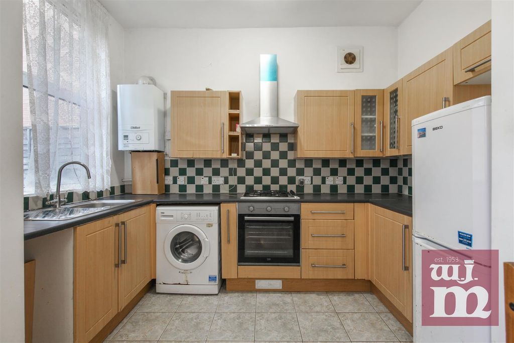 Property photo 3 of 9 Kitchen