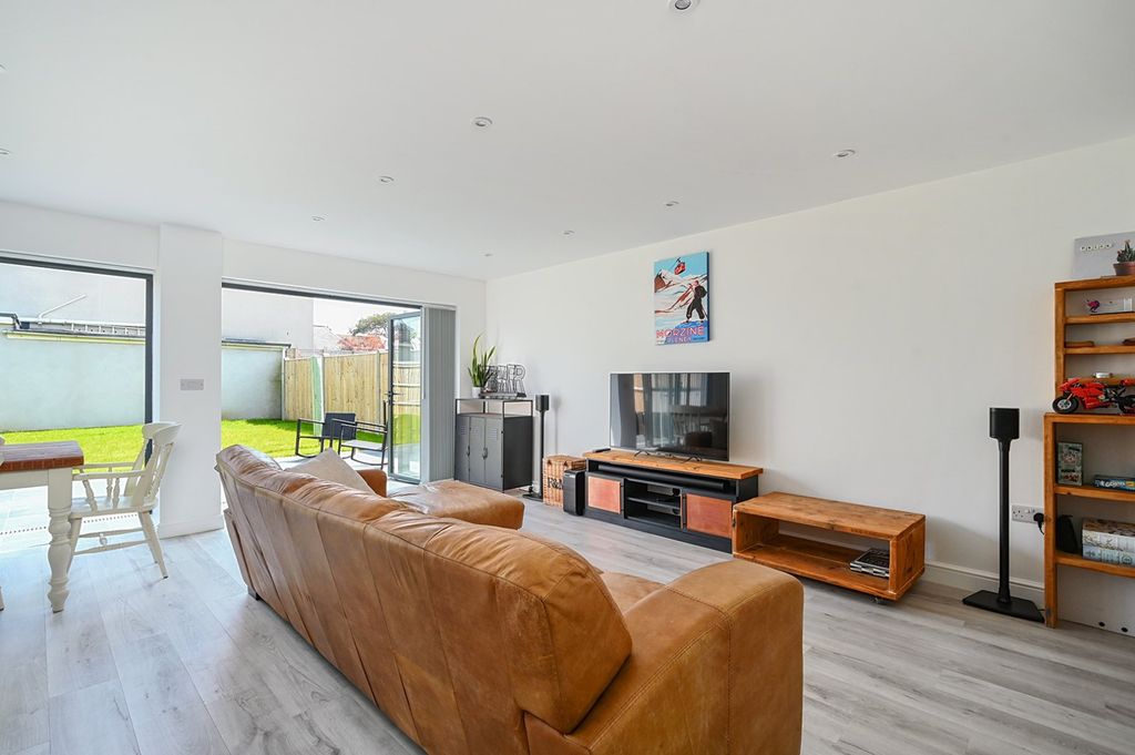 Property photo 2 of 23 Lounge Area