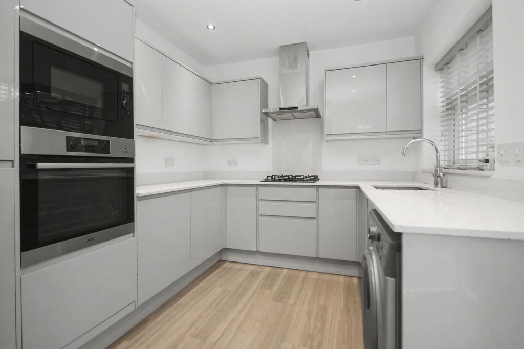 Property photo 3 of 23 Kitchen