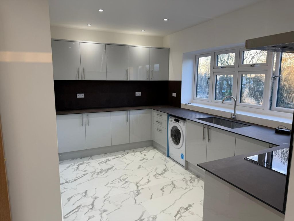 Property photo 1 of 6 Two Bedrooms Two Bathrooms First Floor Flat Next To Newbury Park Station-