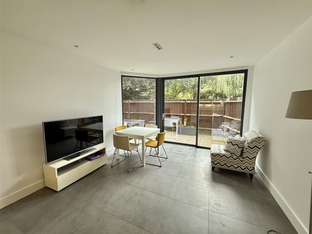 Property photo 2 of 13 4526332