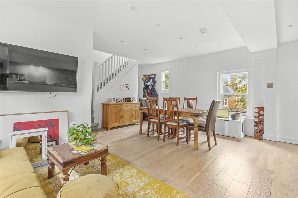 Property photo 2 of 14 Flat 3 Priory Villas, Priory Road, Hp13 6Gz-5.Jpg