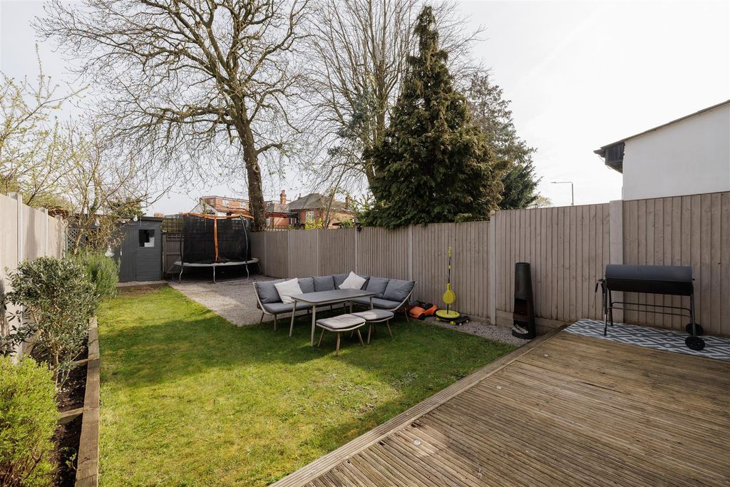 Property photo 3 of 28 Oak Hill Gardens, Ig8