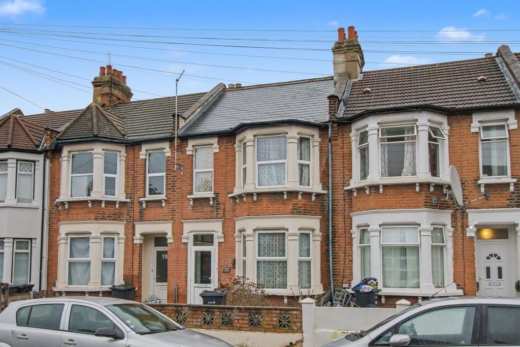 Property photo 1 of 14 21 Sandyhill Road, Ilford Ig1 2Et