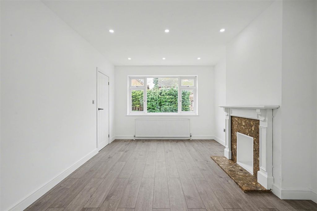 Property photo 2 of 17 Lounge