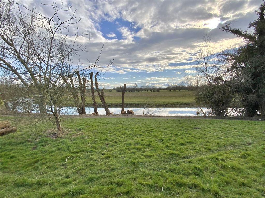 Property photo 2 of 15 Riverside Location