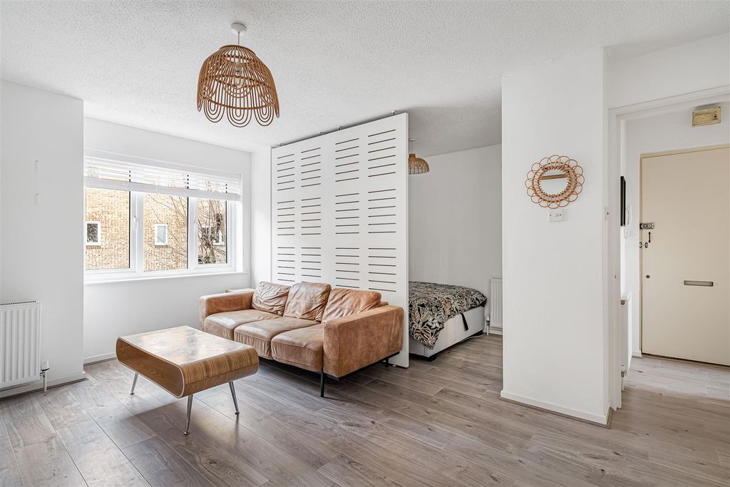 Property photo 3 of 8 15_70317.Jpg