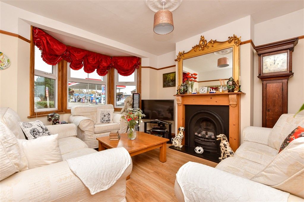 Property photo 3 of 12 Lounge