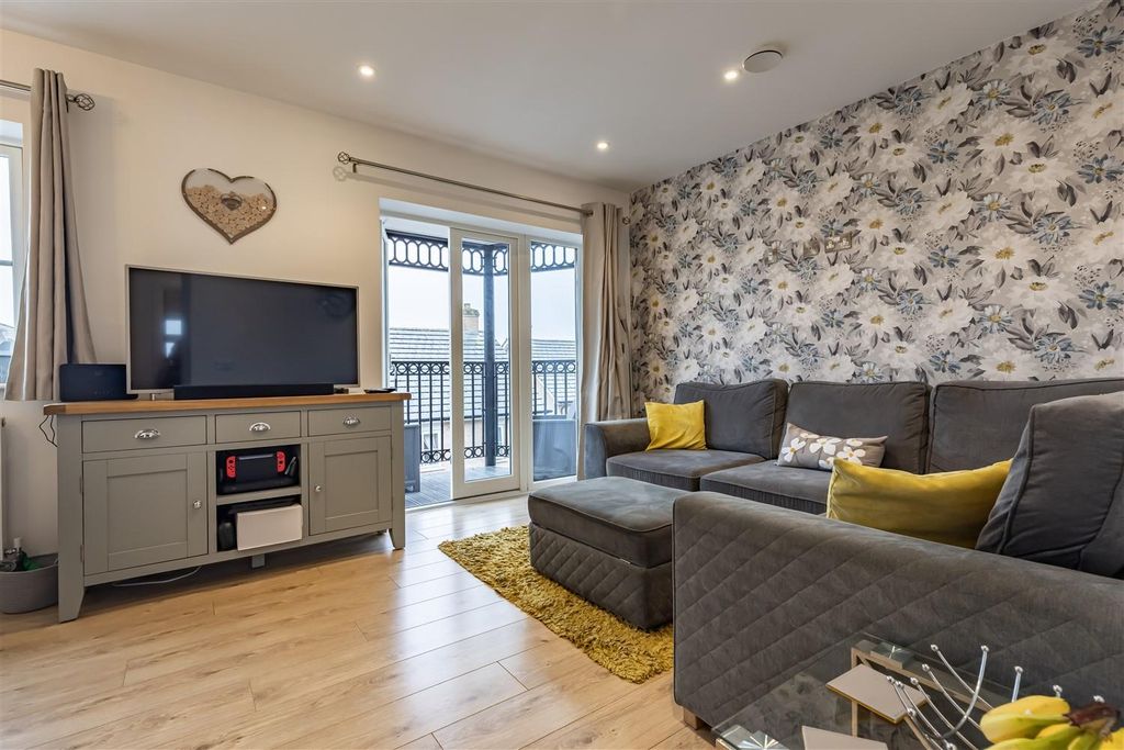 Property photo 3 of 15 91 Buckingham   (10).Jpg