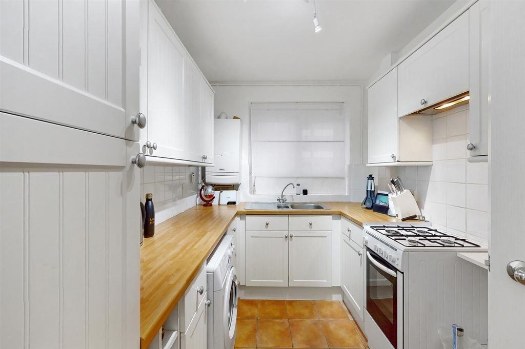 Property photo 2 of 8 Vallasky_House_Daplyn_Street_01242022_205105.Jpg