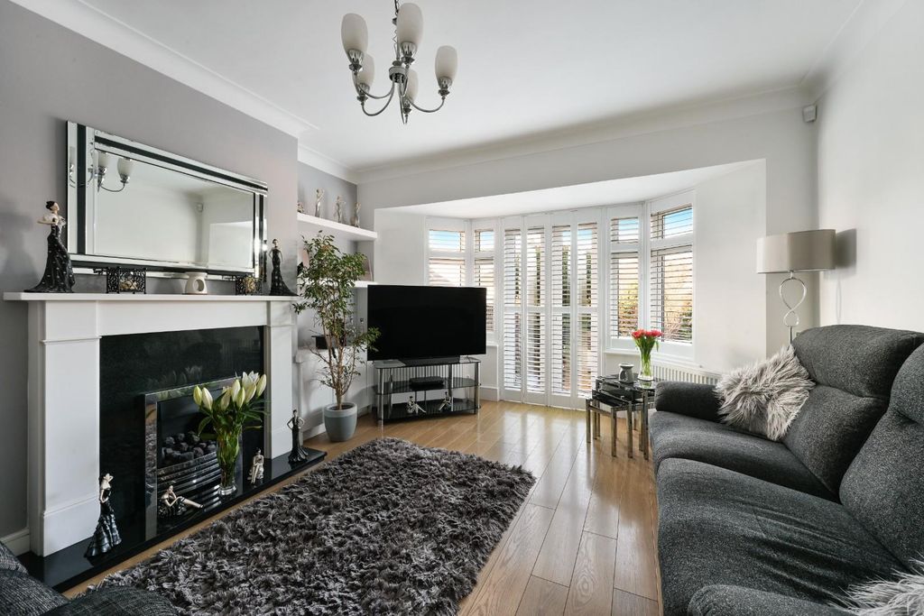 Property photo 2 of 14 Newbury Gardens