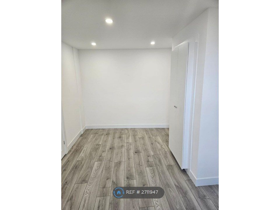 Property photo 3 of 18 Lounge