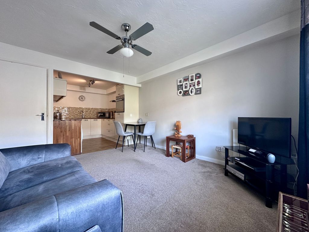 Property photo 2 of 12 Lounge