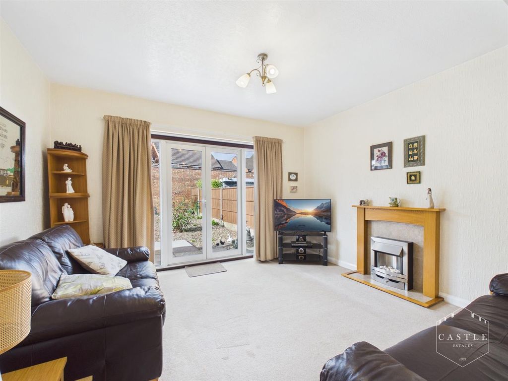 Property photo 3 of 13 Lounge