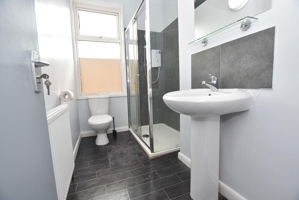 Property photo 3 of 9 Room 4 Bathroom.Jpg