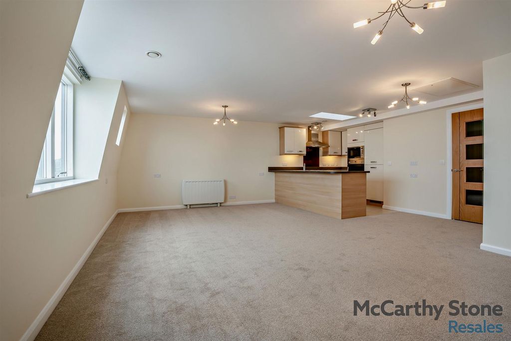 Property photo 3 of 29 8660523-Interior08-800.Jpg