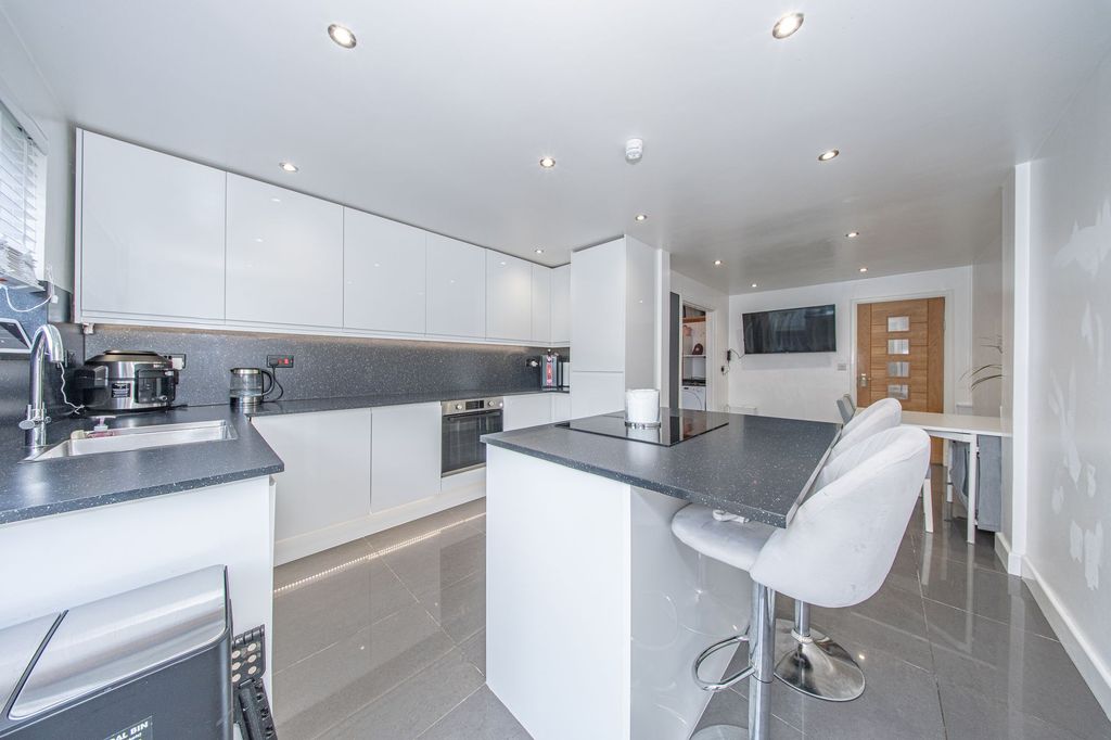 Property photo 3 of 25 Breakfasting Kitchen